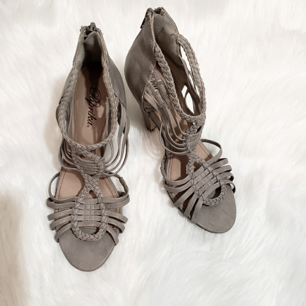 Size 7 taupe strapped heels 👠